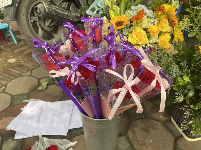Chủ hàng hoa ở phố Lương Định Của nhận định: “Giá đắt nhưng cả năm có một dịp nên hàng vẫn bán được, có kém năm trước một chút, ít khách đặt bó đắt tiền, các cơ quan cũng không đặt nhiều như mọi năm. Một số cửa hàng hay đặt loại 1 bông để tặng kèm khách mua hàng 20/10, chỉ 30.000 đồng nhưng được gói, trang trí đẹp mắt”