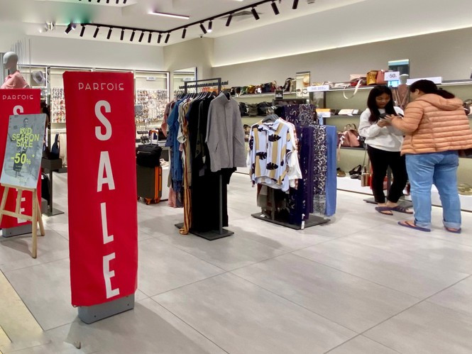 Cận kề ngày Phụ nữ Việt Nam, các cửa hàng trang hoàng bắt mắt với quảng cáo khuyến mại, mua hàng đúng ngày mai (20/10), nhiều nơi tặng thêm quà, khuyến mại giảm sâu vào giờ vàng, …