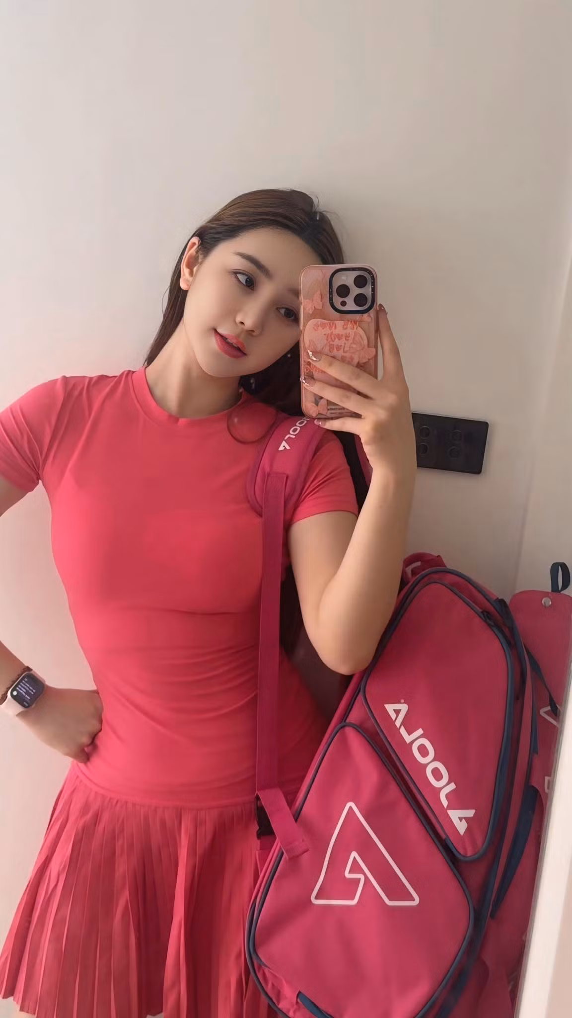 Người đẹp không ít lần khiến cộng đồng mạng được xôn xao khi chia sẻ loạt ảnh khoe sắc vóc nuột nà và thần thái quyến rũ.