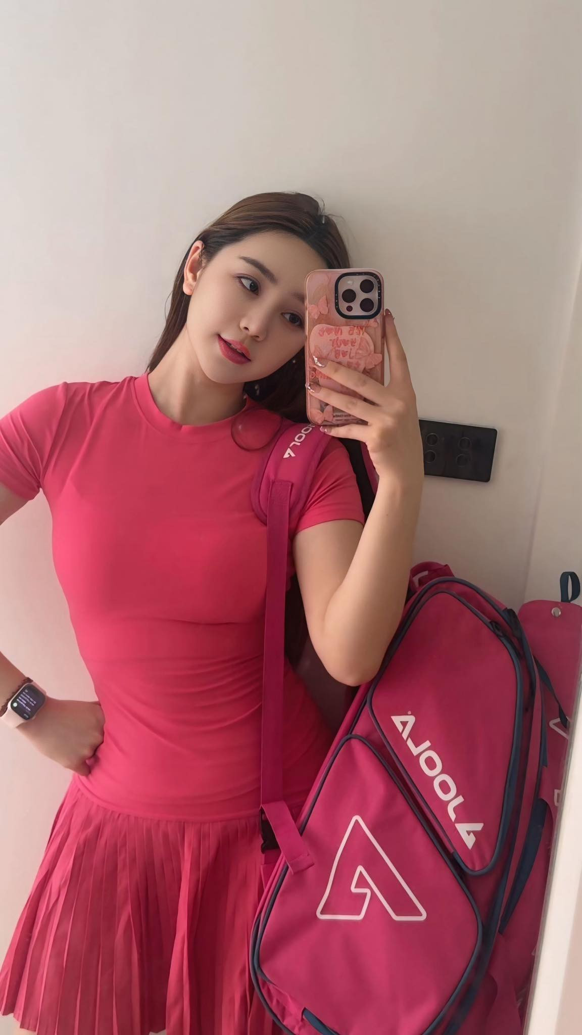 Người đẹp không ít lần khiến cộng đồng mạng được xôn xao khi chia sẻ loạt ảnh khoe sắc vóc nuột nà và thần thái quyến rũ.