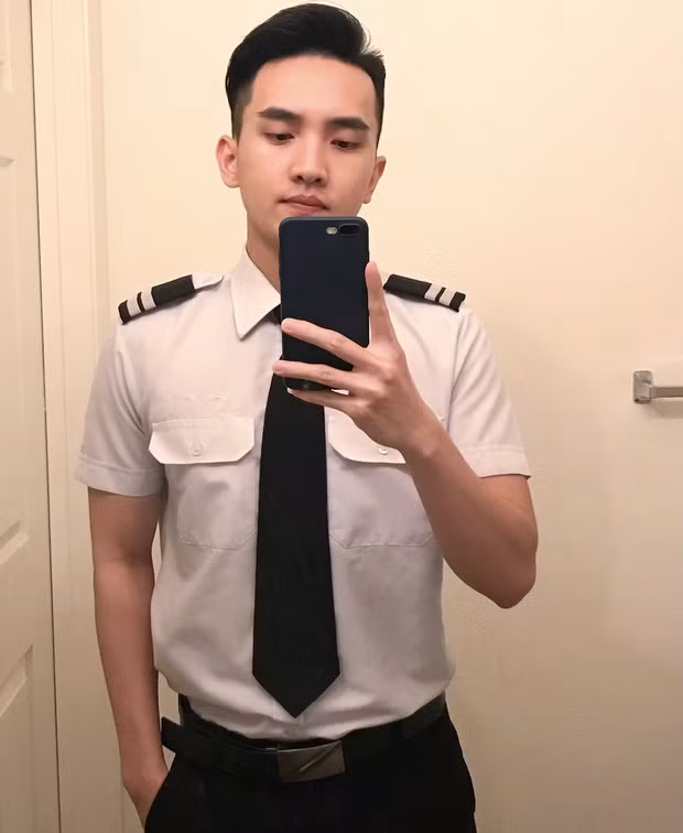 Hàng không là một trong những nghề rất hấp dẫn đối với giới trẻ vì nhiều yếu tố. Nó trở thành công việc hot trong giới trẻ hiện tại. Mới đây, anh chàng Huỳnh Nguyễn Phúc Nhân một phi công làm việc cho hãng hàng không Pacific Airlines đã tiết lộ thêm nhiều điều.