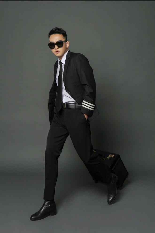 Bên cạnh đó, việc đi bay cũng giúp phi công trẻ phát triển thêm việc kinh doanh ngoài. Được biết, anh chàng hiện đang là co-founder của 2 thương hiệu có liên quan đến buôn bán nước hoa cao cấp và cafe.