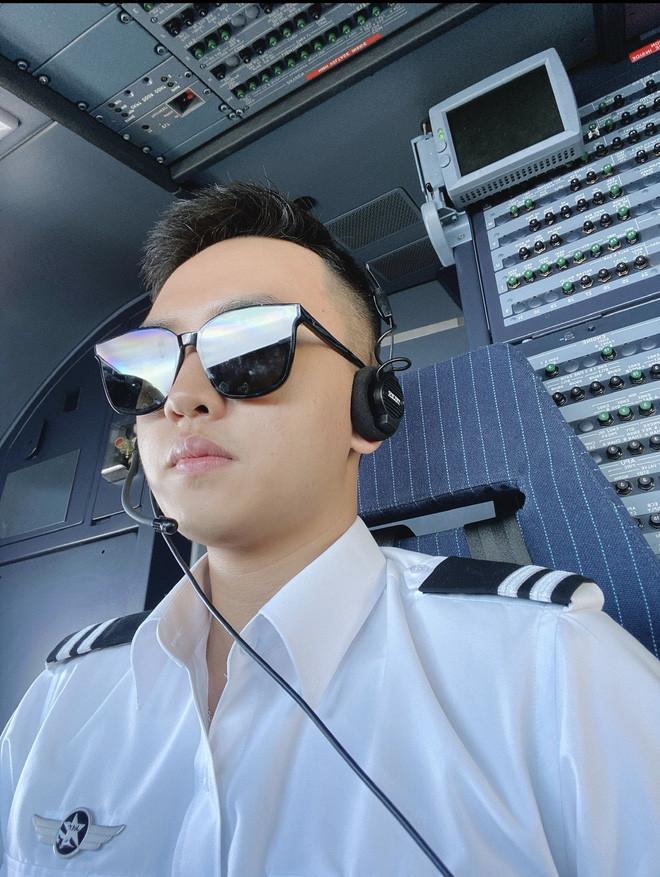 Năm 2013, Phúc Nhân tốt nghiệp đại học và loay hoay không biết làm gì, mỗi công việc thử một chút rồi lại bỏ. Cuối cùng,anh chàng hử sức mình với nghề tiếp viên hàng không.