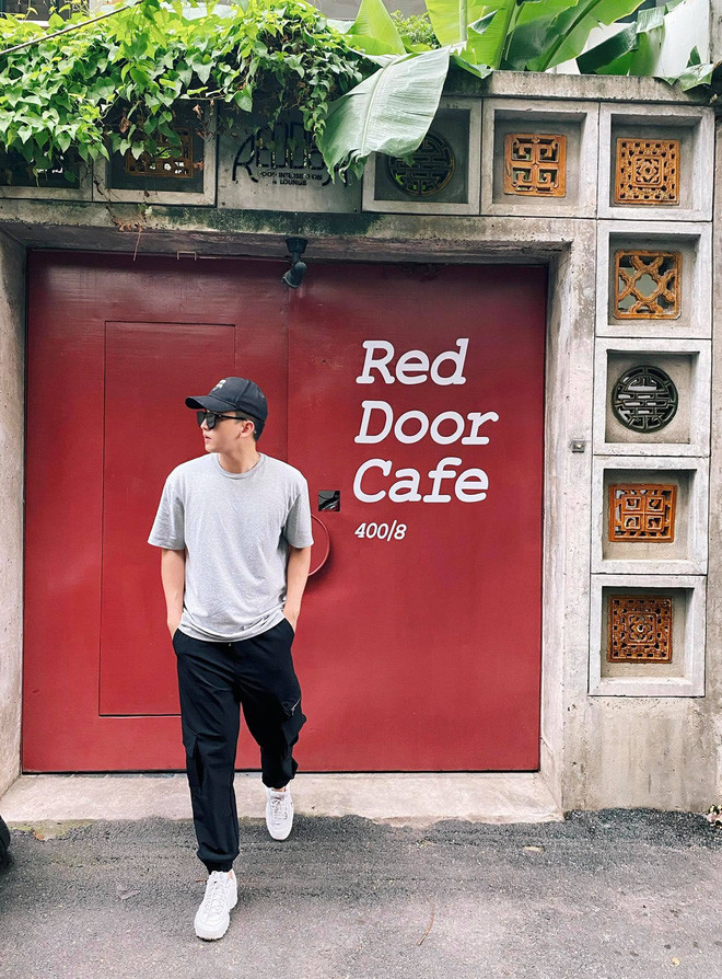 Với Phúc Nhân, anh chàng cũng học được những điều tương tự khi đi bay. Anh chàng không thấy mình mất gì cả, chỉ có bất tiện duy nhất là thời gian sinh hoạt, vui chơi có đôi khi bị trái ngược với bạn bè.