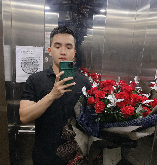 Ngày tháng đi bay cùng phi hành đoàn khiến Nhân có cơ hội tiếp xúc với nhiều phi công. Hình ảnh các cơ trưởng đĩnh đạc tạo cho anh chàng quê Trà Vinh ấn tượng rất mạnh.