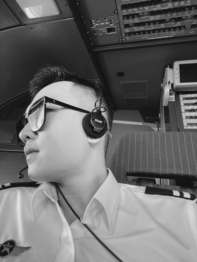 Theo Phúc Nhân chia sẻ, chi phí từ lúc học phi công cho đến khi ra nghề dao động từ 2-4 tỷ tuỳ thuộc vào khả năng của mỗi người.