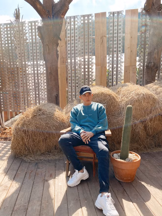 Sau 4 tháng làm tiếp viên hàng không, năm 2015, Phúc Nhân quyết định gói ghém hành trang sang Mỹ biến mơ ước mới trở thành hiện thực.