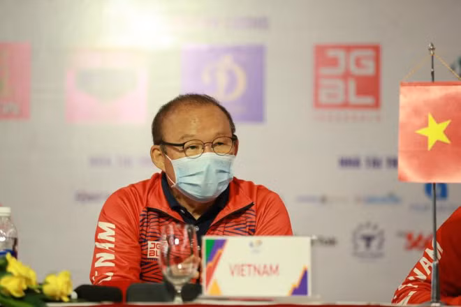 Ngoài ra, khi rời tuyển Việt Nam, vị chiến lược gia người Hàn muốn mở một học viện bóng đá.