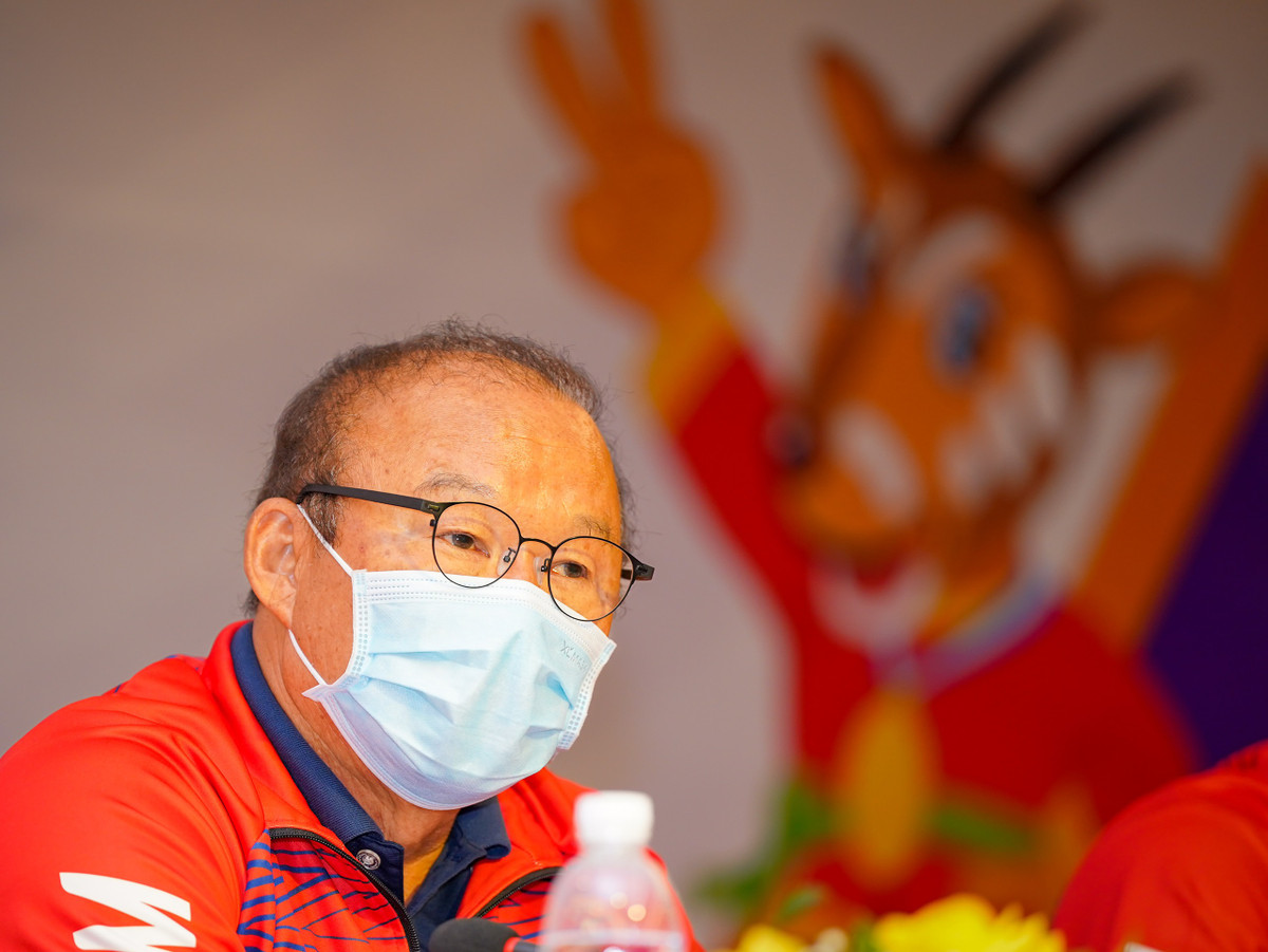 Tuy nhiên, hợp đồng của tôi với VFF còn. Tôi sẽ tiếp tục huấn luyện Đội tuyển Quốc gia. Ngày 25/5, các cầu thủ sẽ tập trung để rèn luyện thể lực. Đến đầu tháng 6, chúng tôi sẽ có trận đá giao hữu với Afghanistan Qua đây, tôi xin gửi lời cảm ơn tới Chính phủ, nhân dân, các cơ quan ban ngành, toàn thể ban huấn luyện đã làm tốt nhiệm vụ, động viên tinh thần kíp thời cho các cầu thủ", HLV Park nói thêm.