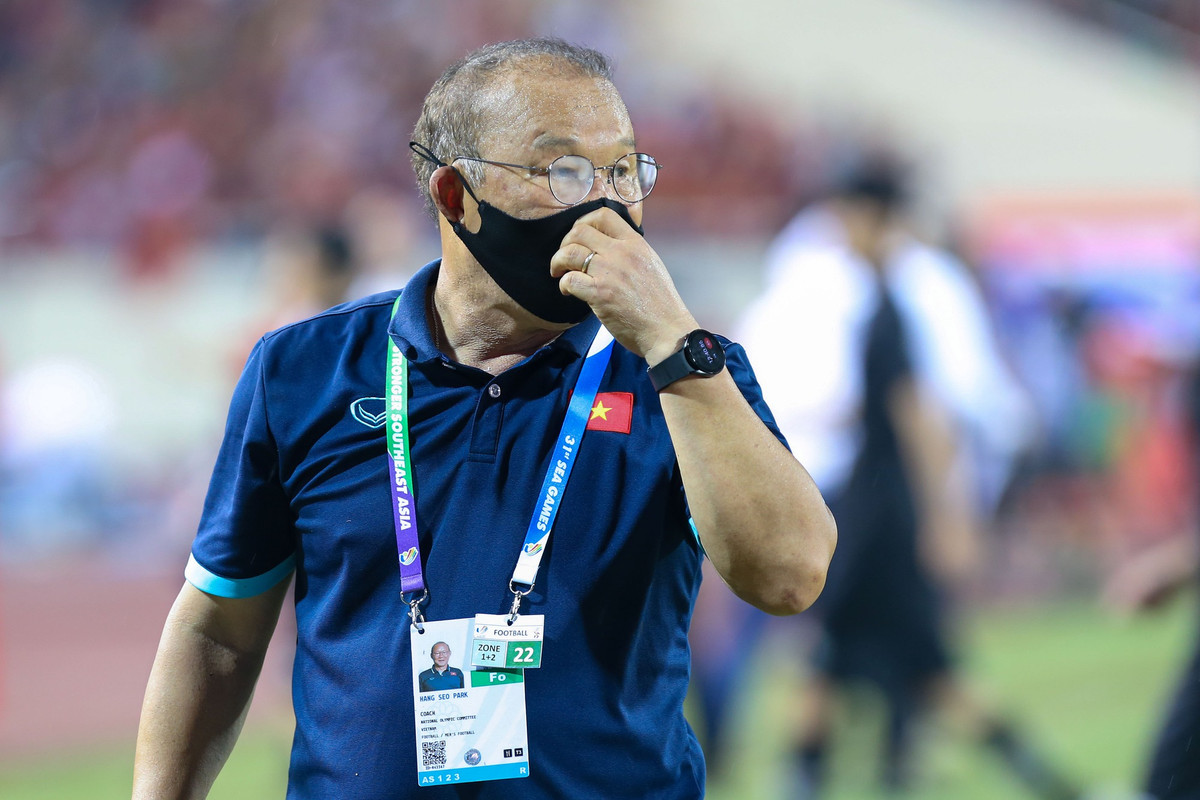 Trước câu hỏi nếu có một đội bóng V.League với mức đãi ngộ hấp dẫn, mời về làm việc, ông Park cho hay chưa từng nghĩ tới việc này. Nếu có điều kiện hợp tác, ông muốn hỗ trợ câu lạc bộ đó đào tạo các cầu thủ trẻ.