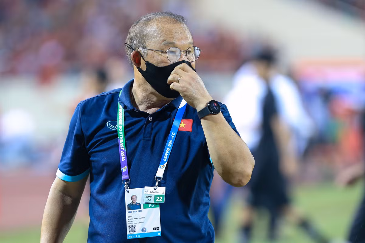 Trước câu hỏi nếu có một đội bóng V.League với mức đãi ngộ hấp dẫn, mời về làm việc, ông Park cho hay chưa từng nghĩ tới việc này. Nếu có điều kiện hợp tác, ông muốn hỗ trợ câu lạc bộ đó đào tạo các cầu thủ trẻ.