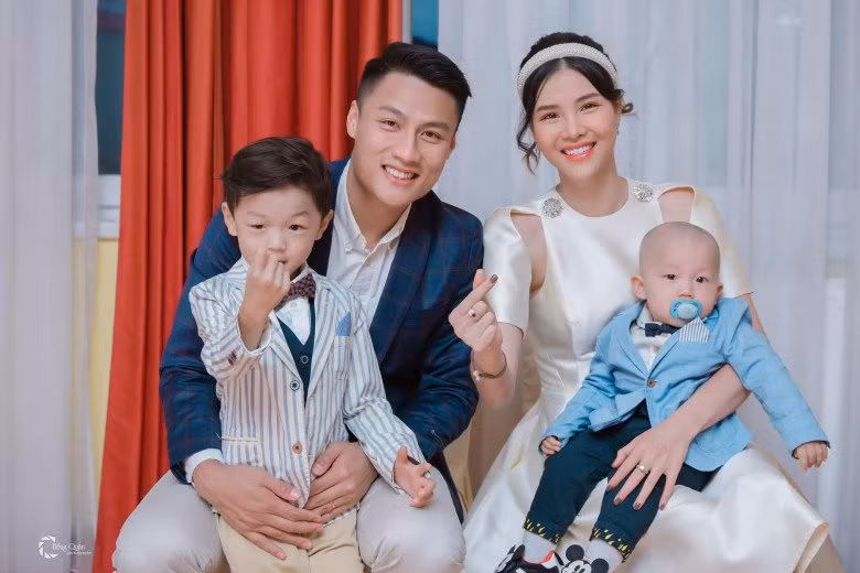 Mạc Hồng Quân và Kỳ Hân là cặp đôi đình đám một thời của làng bóng đá nói riêng và showbiz Việt nói chung. Khi công khai hẹn hò và kết hôn, cả hai từng nhận về nhiều dèm pha, chỉ trích bởi ảnh hưởng từ mối tình ồn ào trước đó của nam cầu thủ và một hot girl khác.