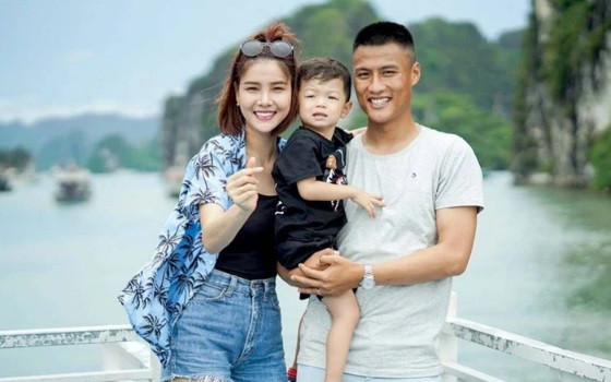 Tuy nhiên, trải qua nhiều năm bên nhau, Mạc Hồng Quân và Kỳ Hân vẫn gắn bó bền chặt, tình cảm ngọt ngào. Cặp đôi cùng xây dựng tổ ấm hạnh phúc với hai nhóc tỳ vô cùng dễ thương.