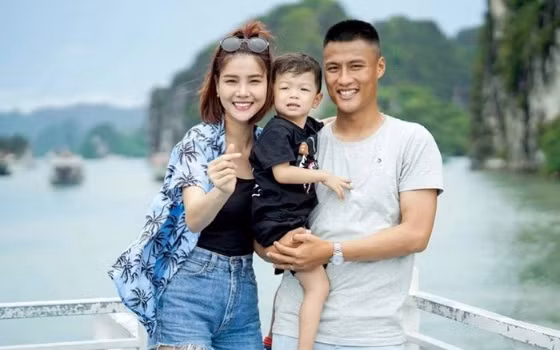 Tuy nhiên, trải qua nhiều năm bên nhau, Mạc Hồng Quân và Kỳ Hân vẫn gắn bó bền chặt, tình cảm ngọt ngào. Cặp đôi cùng xây dựng tổ ấm hạnh phúc với hai nhóc tỳ vô cùng dễ thương.