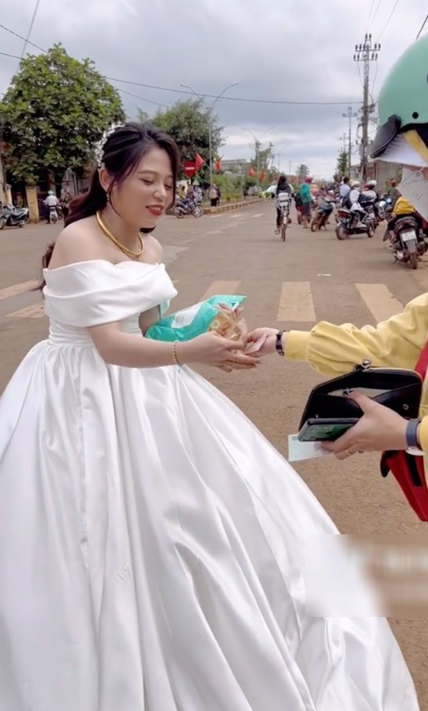 Ngay khi đăng tải, đoạn clip cô dâu xách váy cưới ra nhận hàng nhanh chóng nhận về hàng loạt bình luận.