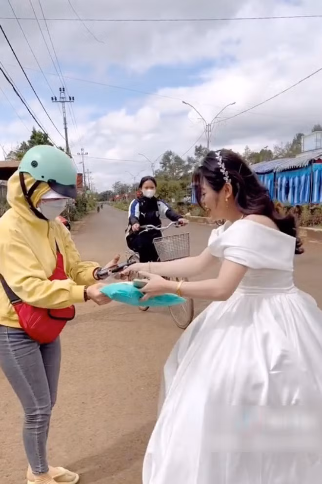 Thấy khách hàng của mình đang làm đám cưới, nữ shipper cũng rất bất ngờ. Cô cố gắng chạy thật nhanh đến để giao hàng. Còn người chứng kiến xung quanh không khỏi thích thú.