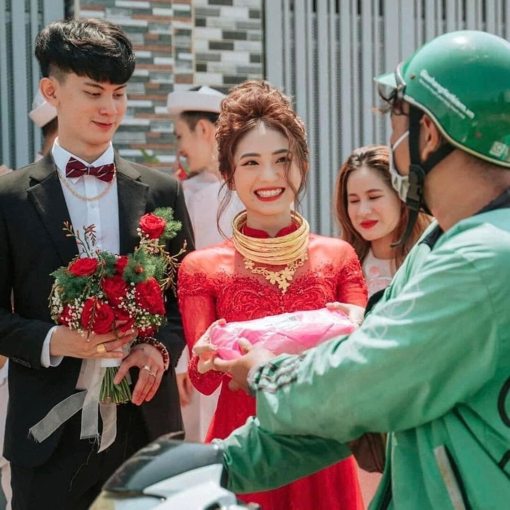 Thậm chí có những cô dâu còn rủ cả chú rể cùng đi lấy hàng với mình. Thấy họ, shipper không khỏi bật cười, liền chụp hình lại làm kỉ niệm.