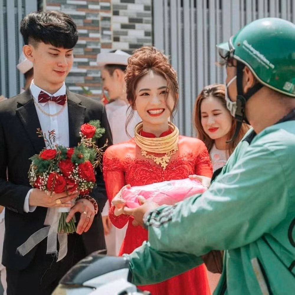 Thậm chí có những cô dâu còn rủ cả chú rể cùng đi lấy hàng với mình. Thấy họ, shipper không khỏi bật cười, liền chụp hình lại làm kỉ niệm.