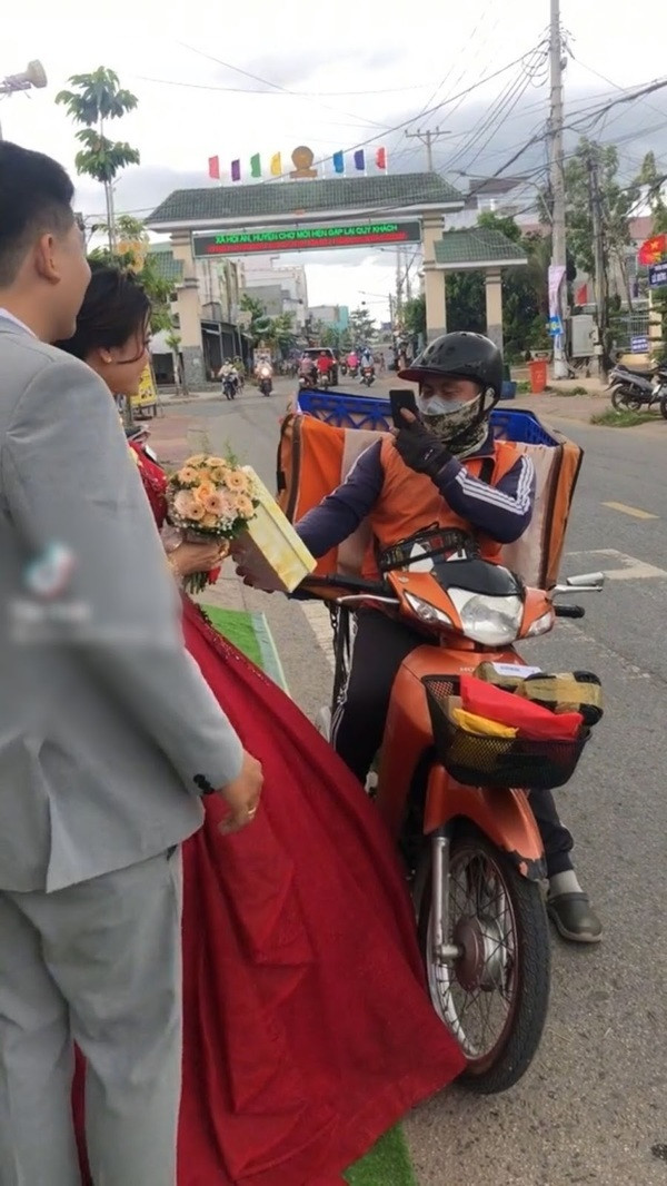 Bên cạnh đó, một số người cũng dành lời khen ngợi cho nhan sắc của cô dâu. Chỉ qua vài giây ngắn ngủi, thế nhưng nét hài hoà trên gương mặt cô vẫn hiện rất rõ, nhất là khi cô cười tươi vui vẻ vì nhận được hàng đặt.