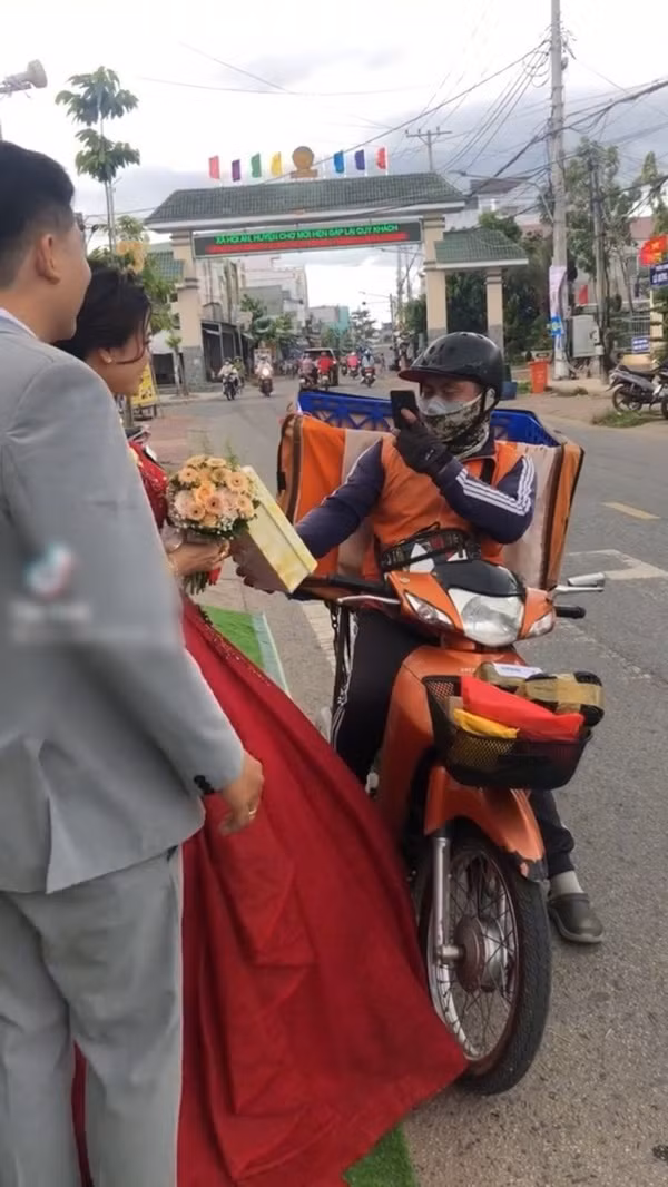 Bên cạnh đó, một số người cũng dành lời khen ngợi cho nhan sắc của cô dâu. Chỉ qua vài giây ngắn ngủi, thế nhưng nét hài hoà trên gương mặt cô vẫn hiện rất rõ, nhất là khi cô cười tươi vui vẻ vì nhận được hàng đặt.