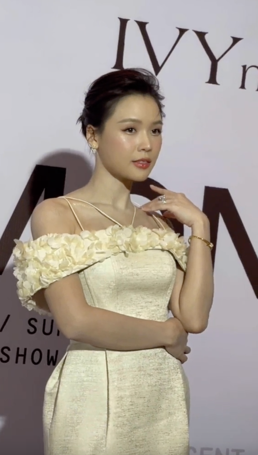 Theo đó, netizen chỉ ra điểm khác thường các bộ phận trên mặt Sam, nhất là chiếc môi mở hờ, trông có phần đơ cứng, gượng gạo.