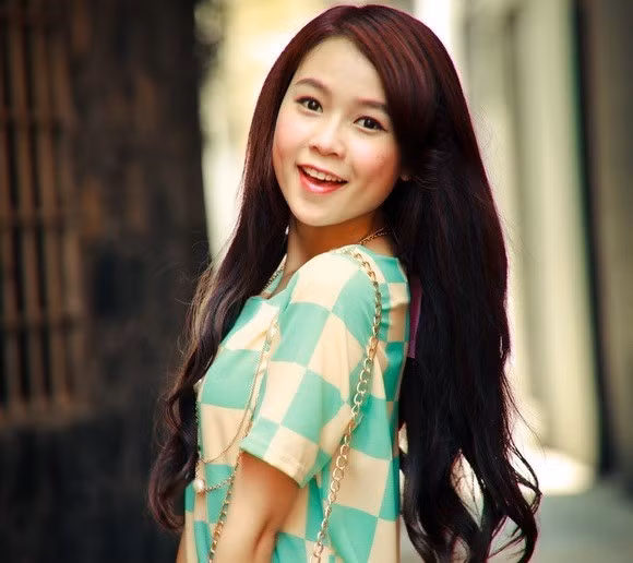 So lại với những hình ảnh trong quá khứ, quả thật ngoại hình của Sam đã có những thay đổi theo hướng tích cực hơn. Làn da của người đẹp ngày một trắng sáng, tỉ lệ gương mặt cũng hài hòa hơn.