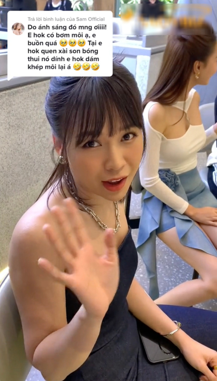 Giải thích về biểu cảm đơ cứng trong một số khoảnh khắc, Sam cho hay mình đã bị makeup “hại”: “Tại hôm bữa son môi bóng không bặm môi lại được. Sơn môi bóng sẽ bị kiểu mở hờ vậy đó cho nên làm mọi người hiểu lầm là tiêm môi nhưng thật sự là không có nha, rất tự nhiên".