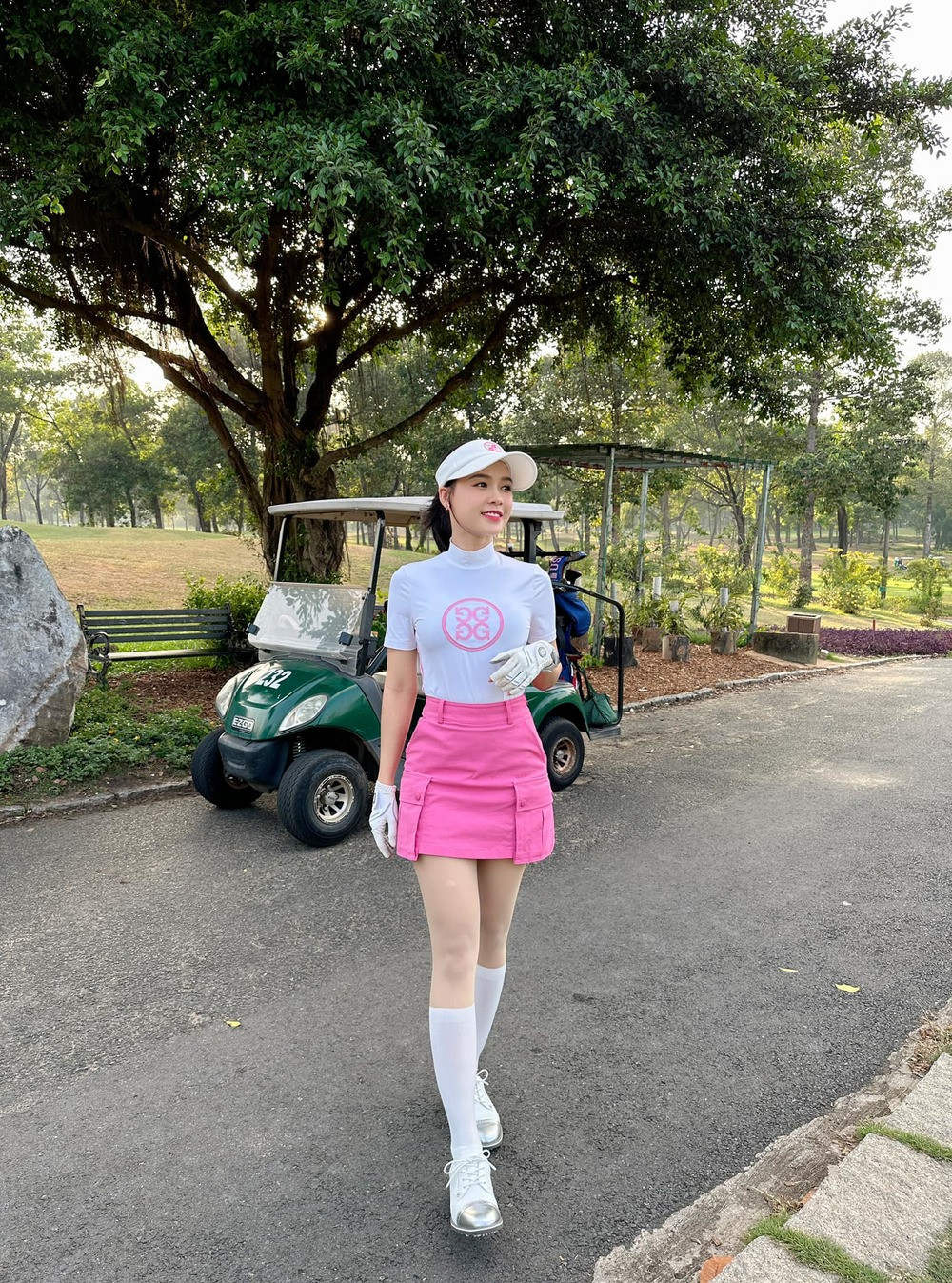 Bên cạnh đó, Sam cũng đầu tư nhiều váy áo để giúp bản thân trở nên nổi bật hơn. Nhờ có gu thời trang tốt nên người đẹp 8X cũng đã thăng hạng về mặt hình ảnh nhiều so với trước.