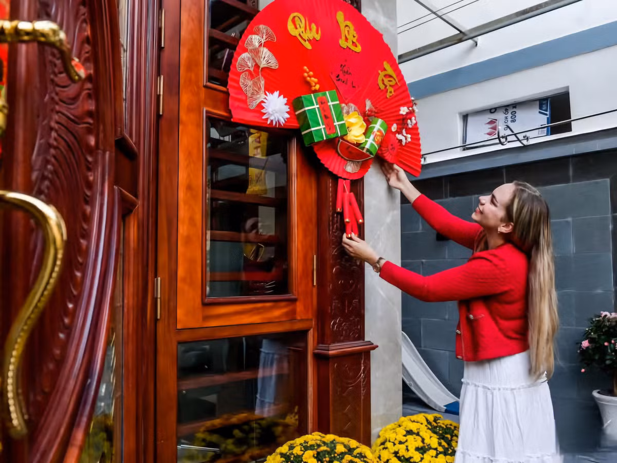 Marcele Seippel chuẩn bị sẵn những vật trang trí Tết để trông ngôi nhà đậm sắc xuân.