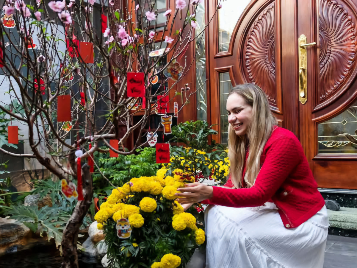 Khu vườn trong khuôn nhà tiền đạo Xuân Son cũng được trang hoàng với cành đào, chậu cúc...