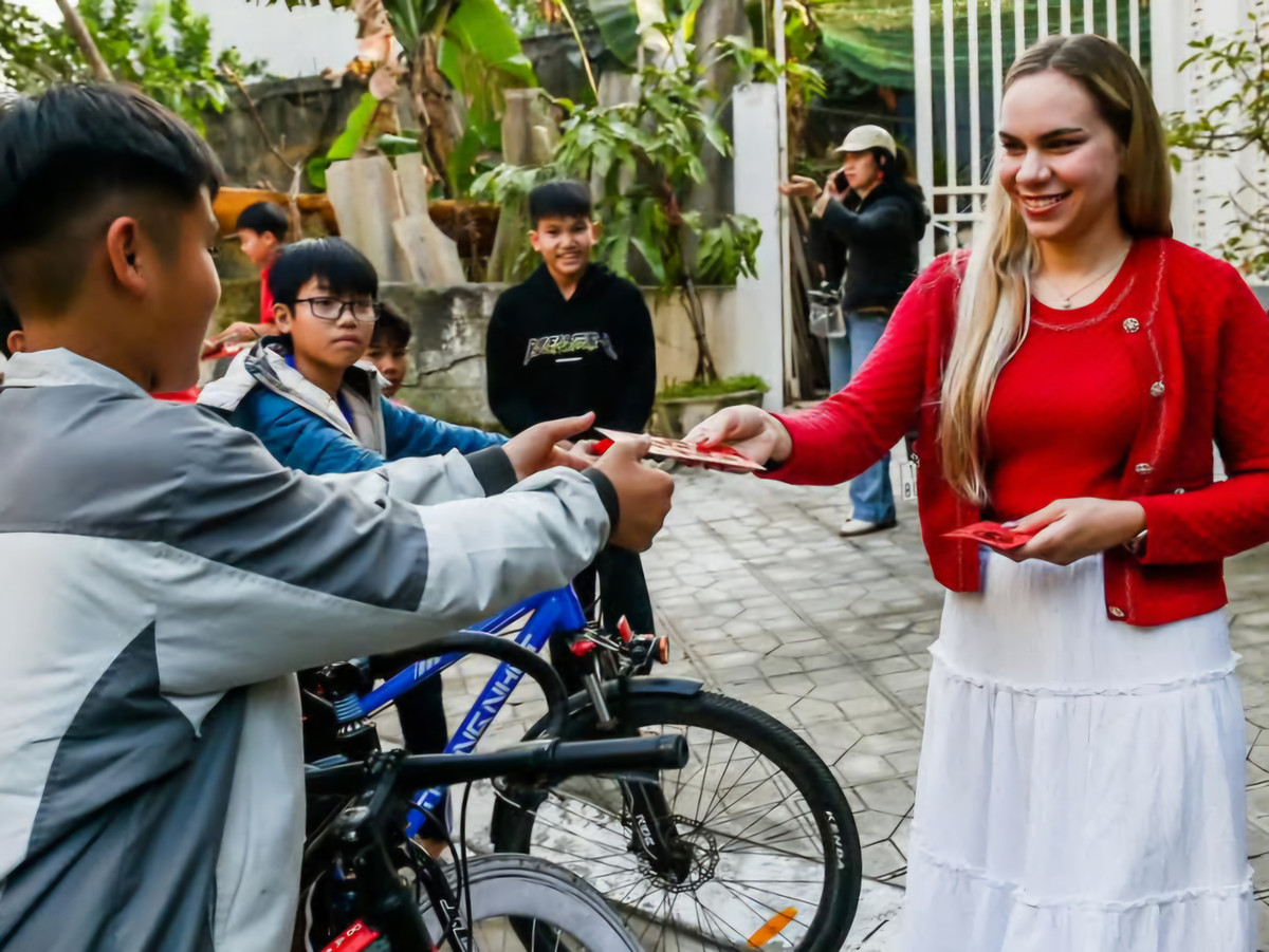 Marcele Seippel còn chuẩn bị sẵn những phong bao lì xì để mừng cho những vị khách nhí.