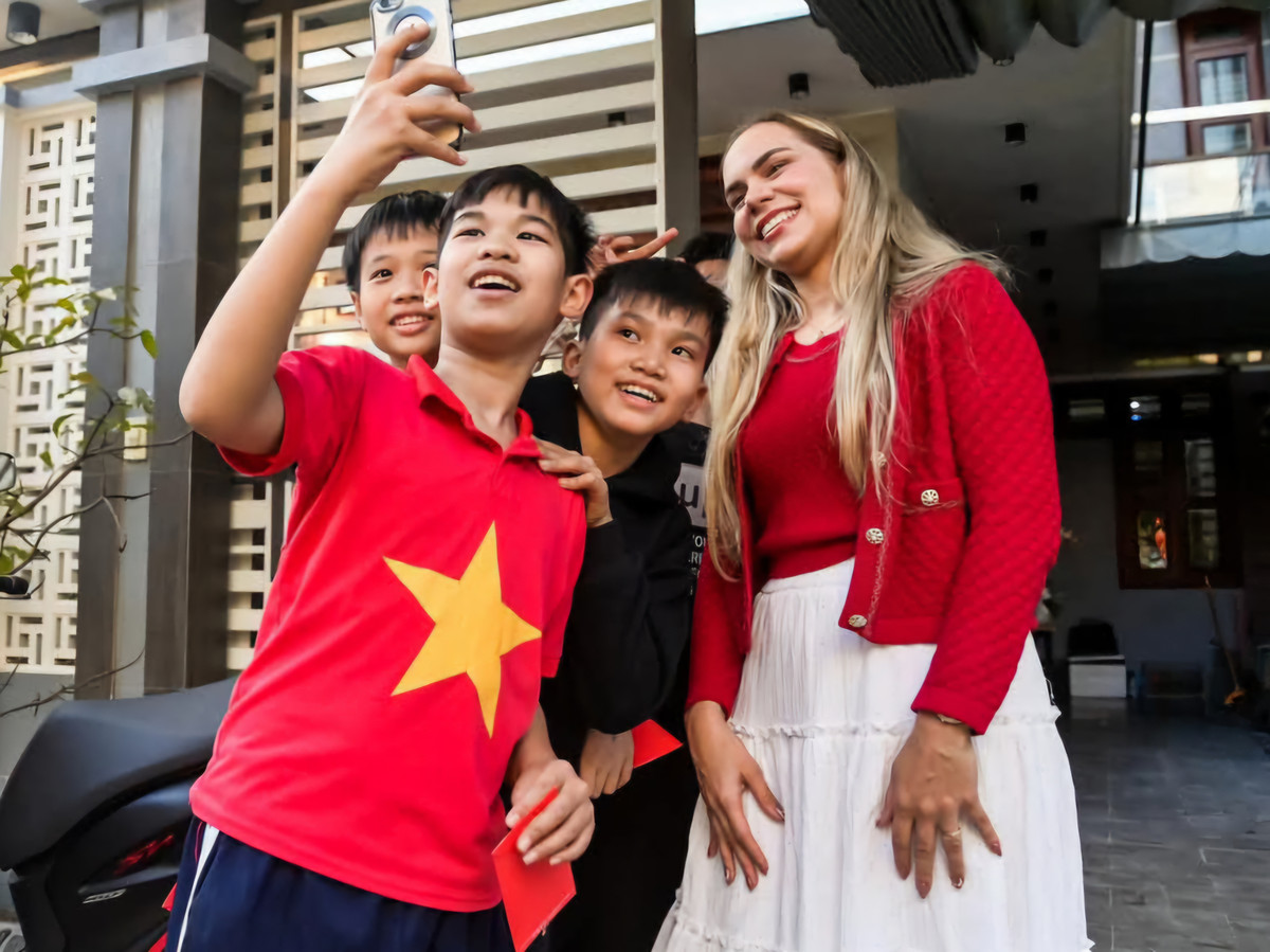 Marcele Seippel được đánh giá là người thân thiện và khá hòa đồng với văn hóa Việt Nam.