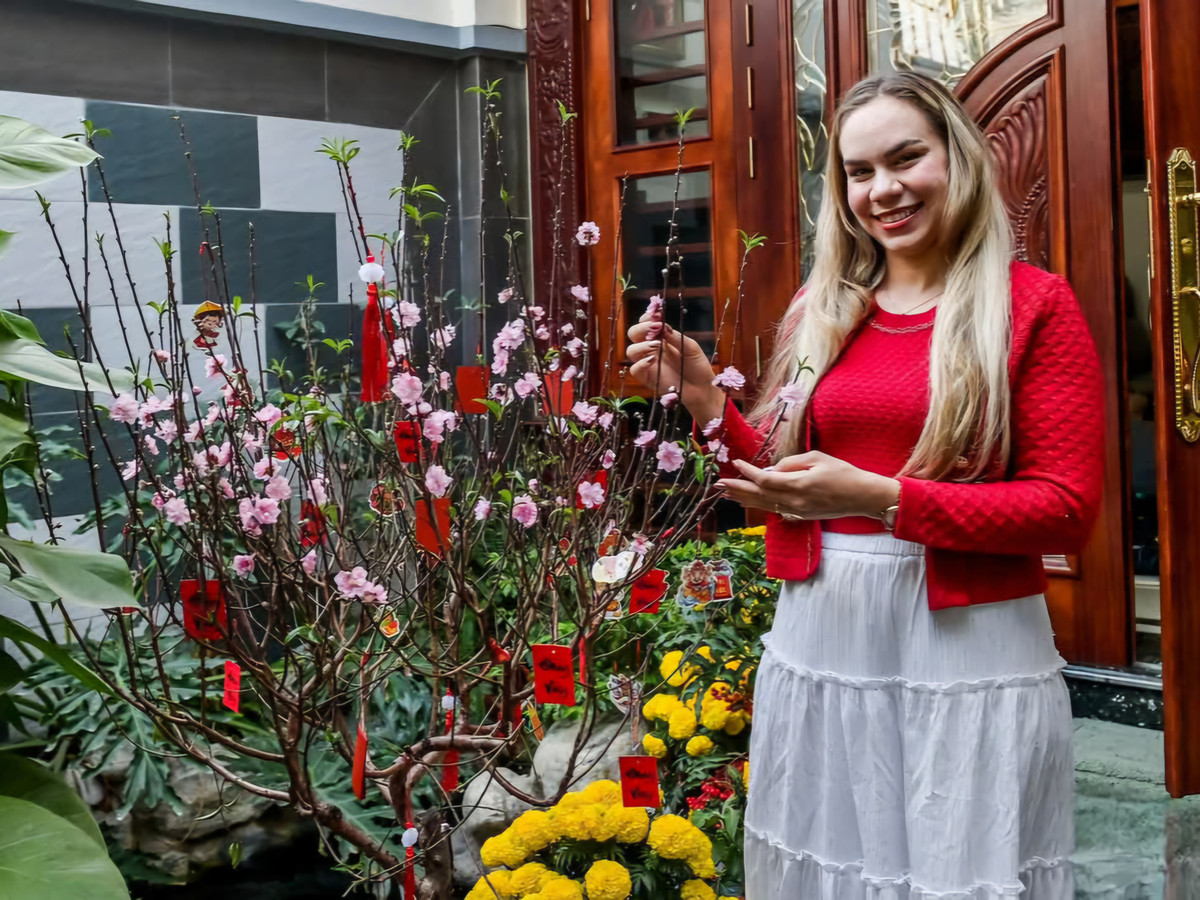 Để chuẩn bị đón chồng trở về, Marcele Seippel đã trang hoàng nhà cửa đậm không khí Tết truyền thống Việt Nam.