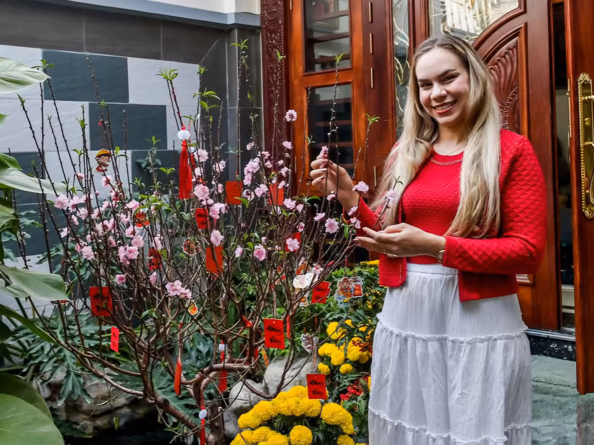 Để chuẩn bị đón chồng trở về, Marcele Seippel đã trang hoàng nhà cửa đậm không khí Tết truyền thống Việt Nam.