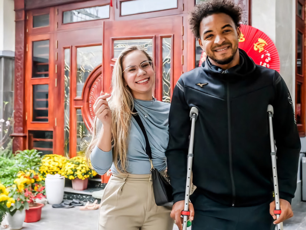 Đón chào người hùng của ĐT Việt Nam tại nhà riêng là cô vợ xinh đẹp Marcele Seippel.