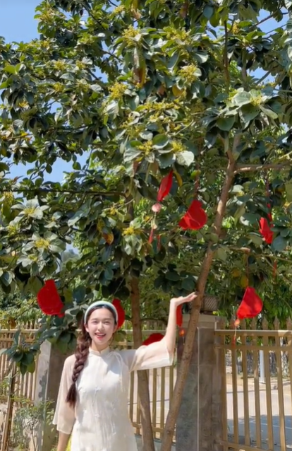 Nhìn qua căn nhà từ bên ngoài, nhiều người nhận xét nhà sàn của gia đình Karty Chang vừa rộng, vừa khang trang và chill không kém gì homestay. Bởi ngoài gian nhà chính để sinh hoạt, xung quanh còn có rất nhiều đất để làm vườn, trồng rau, nuôi gà...