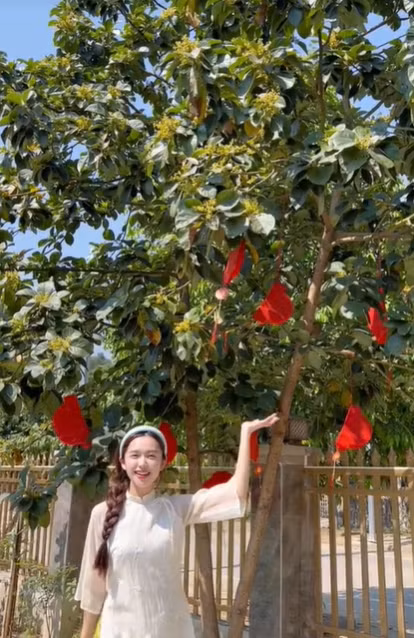 Nhìn qua căn nhà từ bên ngoài, nhiều người nhận xét nhà sàn của gia đình Karty Chang vừa rộng, vừa khang trang và chill không kém gì homestay. Bởi ngoài gian nhà chính để sinh hoạt, xung quanh còn có rất nhiều đất để làm vườn, trồng rau, nuôi gà...