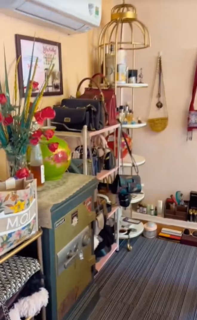 Phía dưới tầng 1 sẽ là không gian phòng tiếp khách, bàn ăn cho những ngày tụ họp đông đủ đại gia đình.