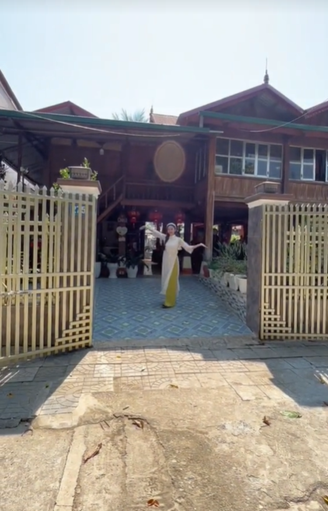 Mới đây, trên trang cá nhân của mình, Karty Chang thu hút sự chú ý với đoạn clip house tour - đi một vòng giới thiệu ngôi nhà sàn của ông bà ngoại.