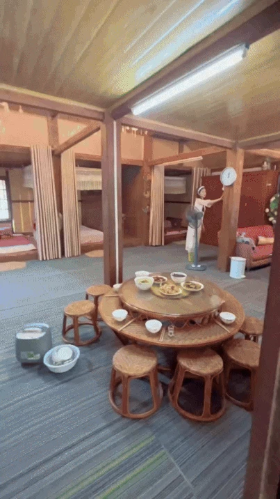 Netizen bày tỏ, nhìn căn nhà mang đến cảm giác ấm cúng, sum vầy bởi có nhiều nơi để gia đình sinh hoạt chung, quây quần. Bên cạnh đó, cách bày trí đồ nội thất, những món đồ decor hay sự kết hợp giữa nhà sàn truyền thống và những nét hiện đại cũng khiến căn nhà trở nên đặc biệt, vừa đẹp mà vừa chill.