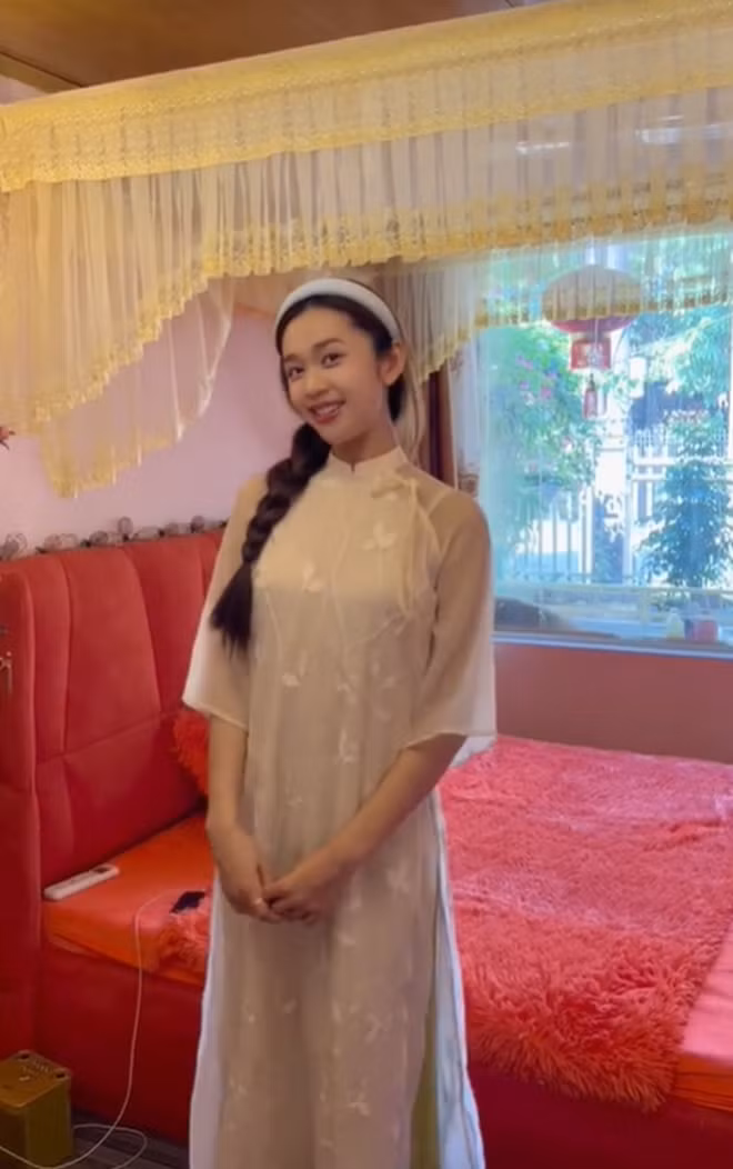 Vẫn giữ hình thức nhà sàn truyền thống nhưng bên cạnh đó, nhiều chi tiết thiết kế trong căn nhà đã được thay đổi hiện đại hơn để phù hợp với nhu cầu sống của cả nhà.