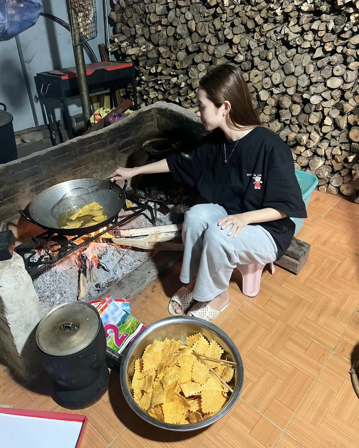 “Không bao giờ sợ thiếu ray hay quả, cứ hết là xuống vườn lấy, không cần phải ra chợ. Cây ngô, cây cải,... đủ loại đều có. Mà có cây, có quả còn có cả gà và cá nữa”, Karty Chang flex “sương sương” về khu vườn của gia đình.