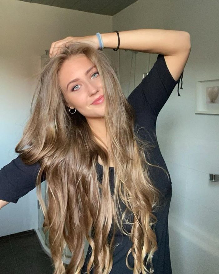 Nhan sắc và cá tính giúp Mahelova luôn luôn nổi bật.