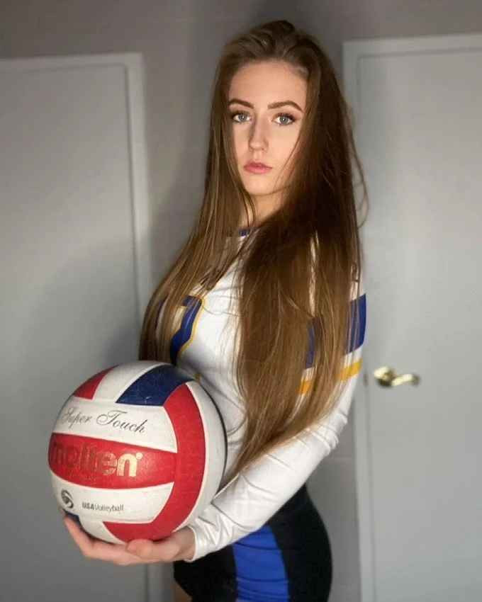 Lucie Mahelova, cô gái 22 tuổi người Cộng hòa Séc, được coi là phát hiện mới về sắc đẹp của làng bóng chuyền.