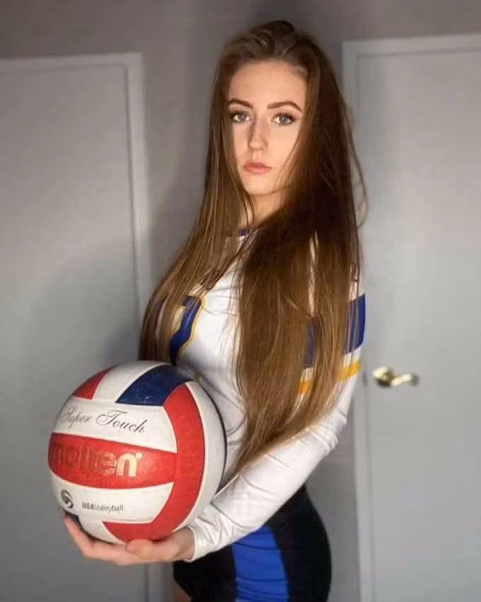 Lucie Mahelova, cô gái 22 tuổi người Cộng hòa Séc, được coi là phát hiện mới về sắc đẹp của làng bóng chuyền.