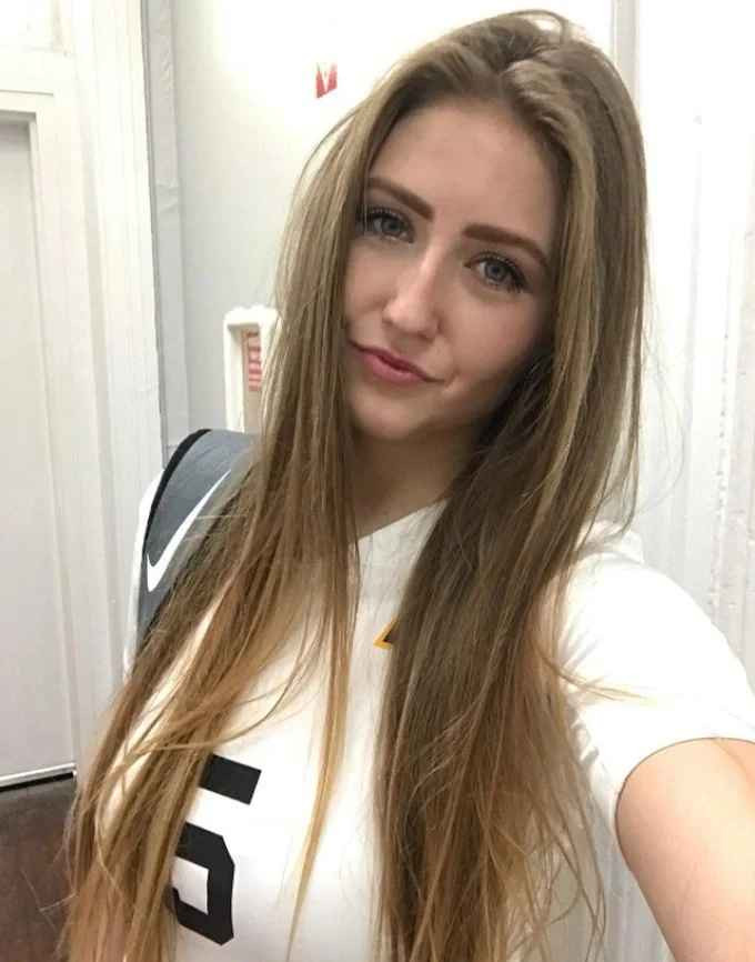 Lucie Mahelova thi đấu cho đội bóng Trường Trung học Laredo CC (Mỹ) giai đoạn 2017 tới 2019; từ 2019 tới 2022, người đẹp CH Séc học văn hóa và thi đấu cho đội tuyển bóng chuyền của Đại học Wayland Baptist (Mỹ).