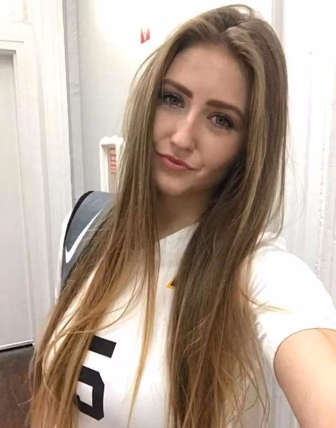 Lucie Mahelova thi đấu cho đội bóng Trường Trung học Laredo CC (Mỹ) giai đoạn 2017 tới 2019; từ 2019 tới 2022, người đẹp CH Séc học văn hóa và thi đấu cho đội tuyển bóng chuyền của Đại học Wayland Baptist (Mỹ).