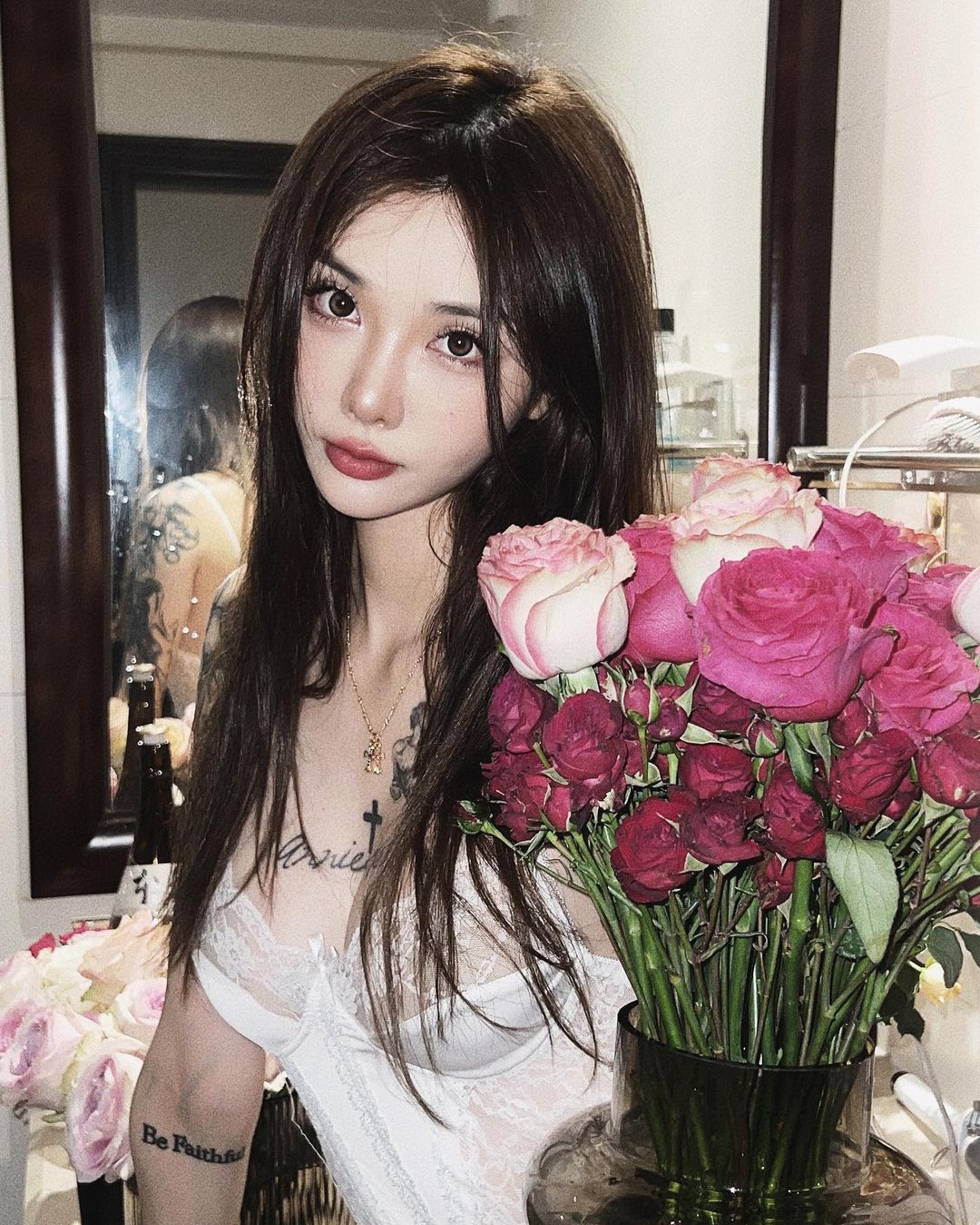 Nhiều người nhận xét Kiligkira có gương mặt xinh xắn tựa thiên thần, nét biểu cảm ngây thơ, đối lập với sự cá tính thể hiện qua những hình xăm trên cơ thể.