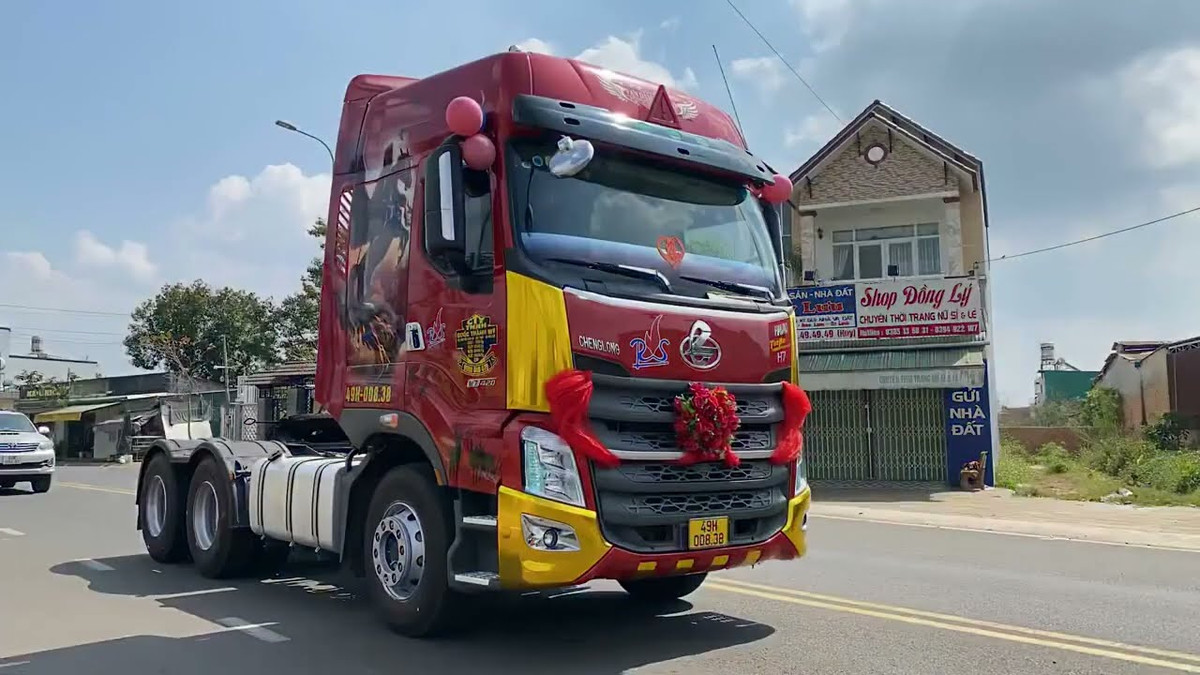 Chiếc xe đầu kéo được kết hoa để làm nhiệm vụ đặc biệt.