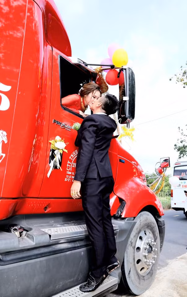 Chú rể cho biết: "Gia đình tôi chỉ việc đi mua bóng bay. Trên mỗi xe đều có bơm hơi nên các bác tài tự trang trí luôn xe của mình".